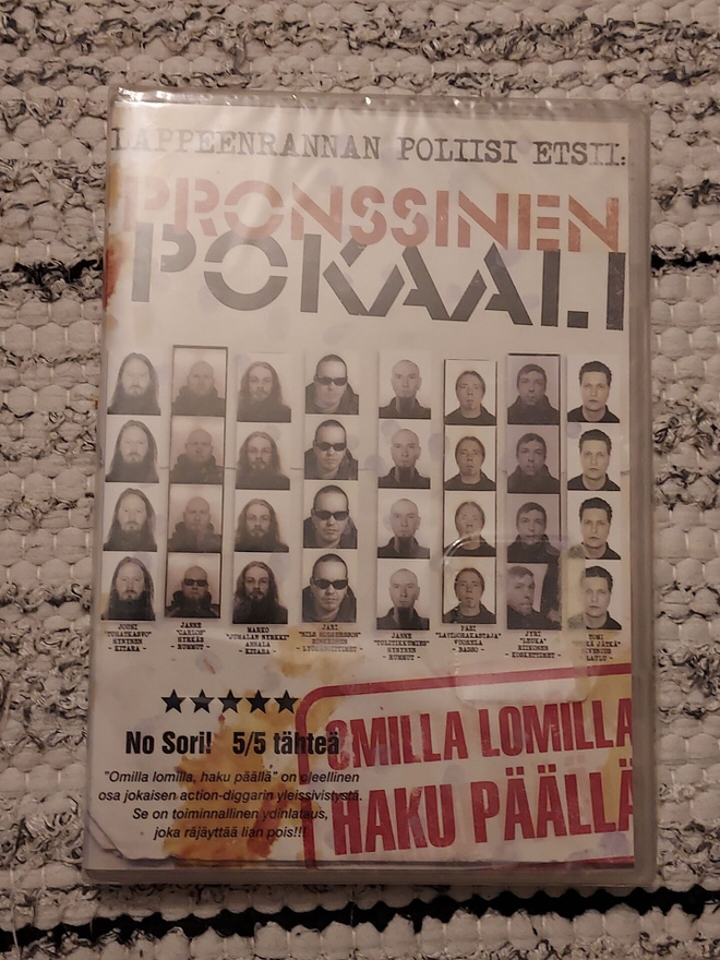 Pronssinen pokaali avaamaton ja muoveissa