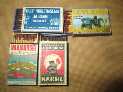 neljä vintage tulitikkuaskia