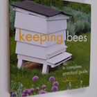 Octopus Publishing Group ym. : Keeping Bees - pikkukuva 1