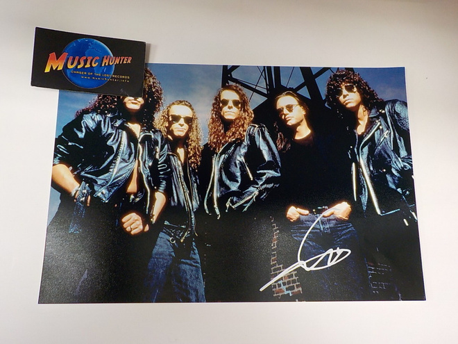QUEENSRŸCHE - GEOFF TATE NIMIKIRJOITUS KUVASSA