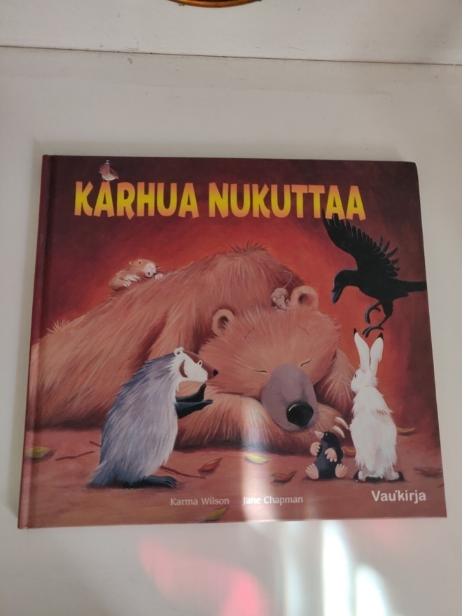 Karma Wilson; Karhua nukuttaa (Vau'kirja)