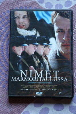 Nimet marmoritaulussa DVD