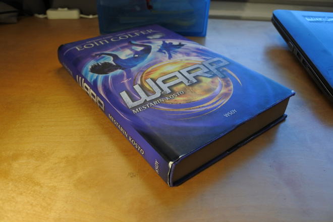 Eoin Colfer: W.A.R.P. mestarin kosto, sidottu, hyvä
