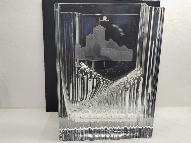 Tapio Wirkkala Sointu maljakko Olavinlinna logolla, Iittala