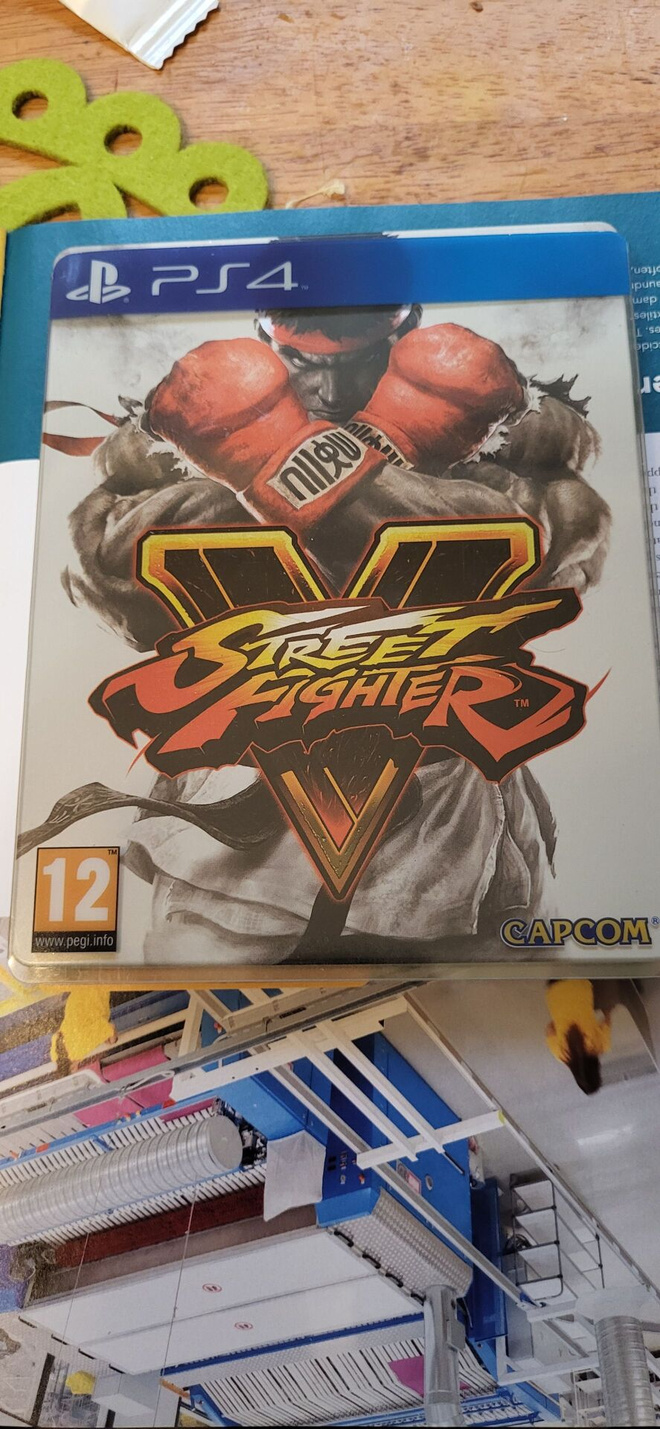 PlayStation 4 Street fighter V videopeli metallikotelossa