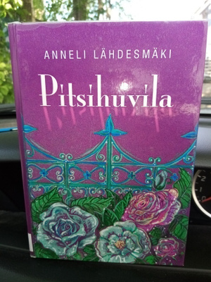 Anneli Lähdesmäki : Pitsihuvila ( SIGNED) SIS POSTIKULU