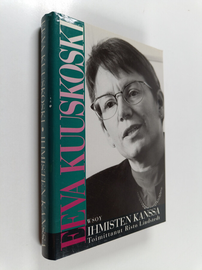Eeva Kuuskoski : Ihmisten kanssa (signeerattu)