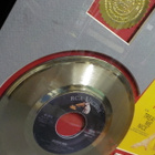ELVIS KEHYSTETTY JAILHOUSE ROCK 24K GOLD RECORD (W) - pikkukuva 3