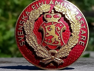 Vaakunalla Emalinen 50 luvulta. Halkaisija - 40 mm.