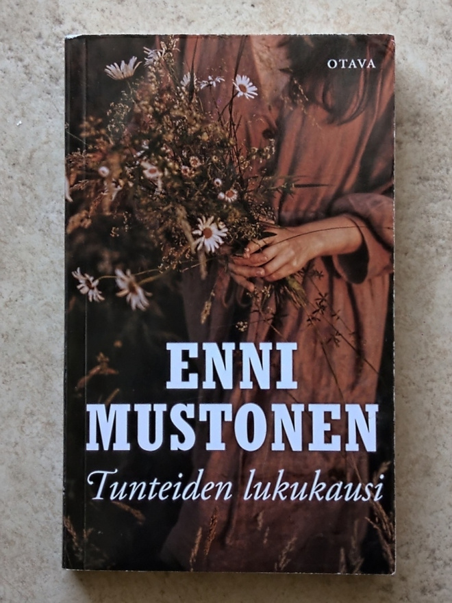 Enni Mustonen: Tunteiden lukukausi, nid.