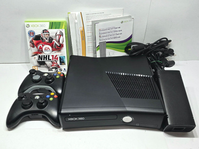 Xbox 360 S konsoli + 2 ohjainta + peli [1]