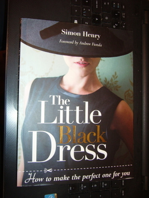 Simon Henry: THE LITTLE BLACK DRESS ( Sis.postikulut )