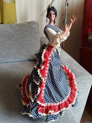 Espanjalainen flamenco-tanssijanukke