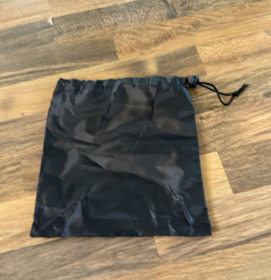 Musta pussukka 24 cm x 22 cm