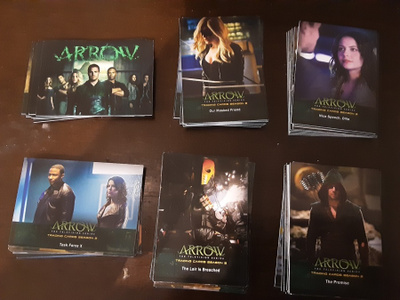 Yli 360 Arrowverse sarjojen korttia!