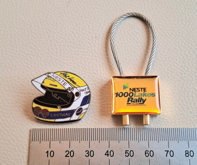 Kypärä pinssi ja Neste Rally 1000 Lakes muisto / mainos esin