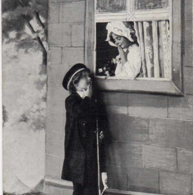 LAPSI / Ihastunut pikku mies tytön ikkunan alla. 1910-l.