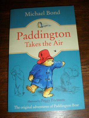 Michael Bond Paddington Takes the Air (pocket)