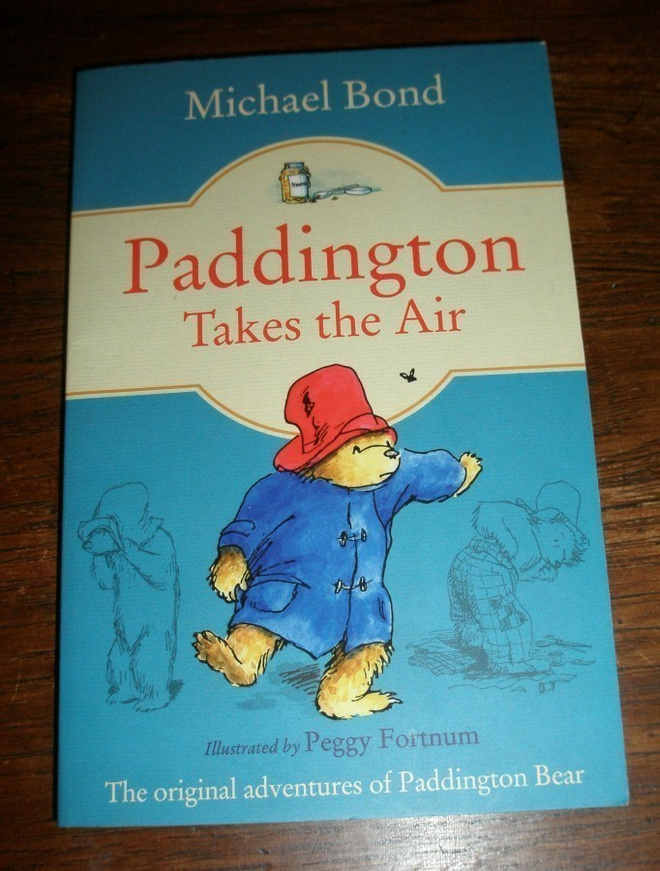 Michael Bond Paddington Takes the Air (pocket)
