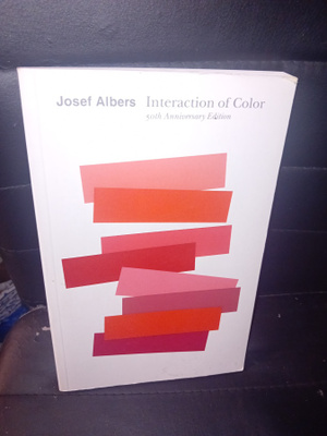Albers : Interaction of colors ( SIS POSTIKULU  )