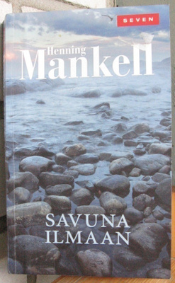 Henning Mankell: Savuna ilmaan, Otava 2011. 320 s.