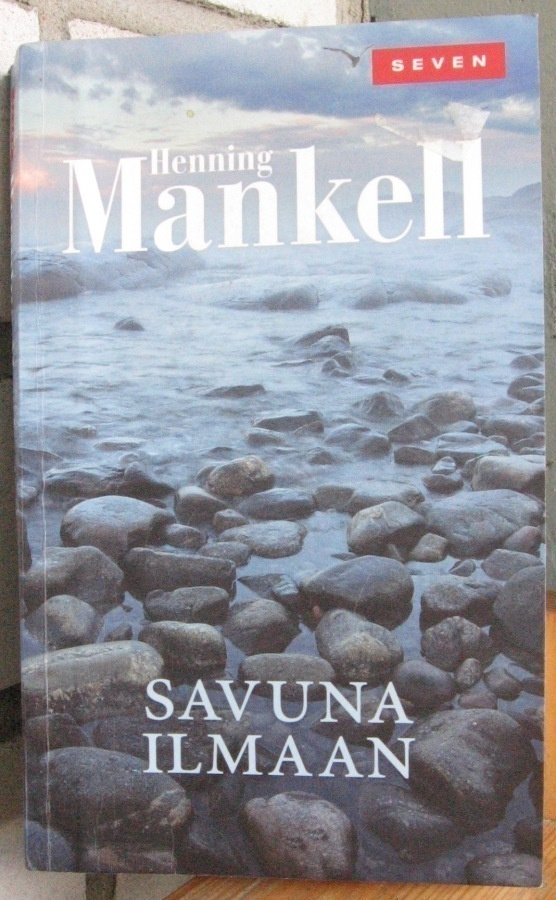 Henning Mankell: Savuna ilmaan, Otava 2011. 320 s.