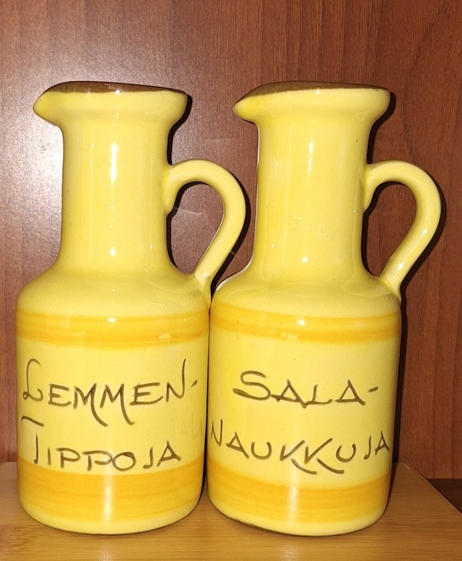 Lemmentippoja ja Salanaukkuja keltaiset pullot