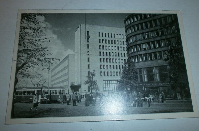 Helsinki, Postitalo ja Sokos, poliisi valvoo, ei kulk.