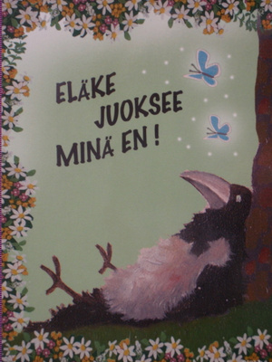 Pertti Ylinen varis lepää puun juurella
