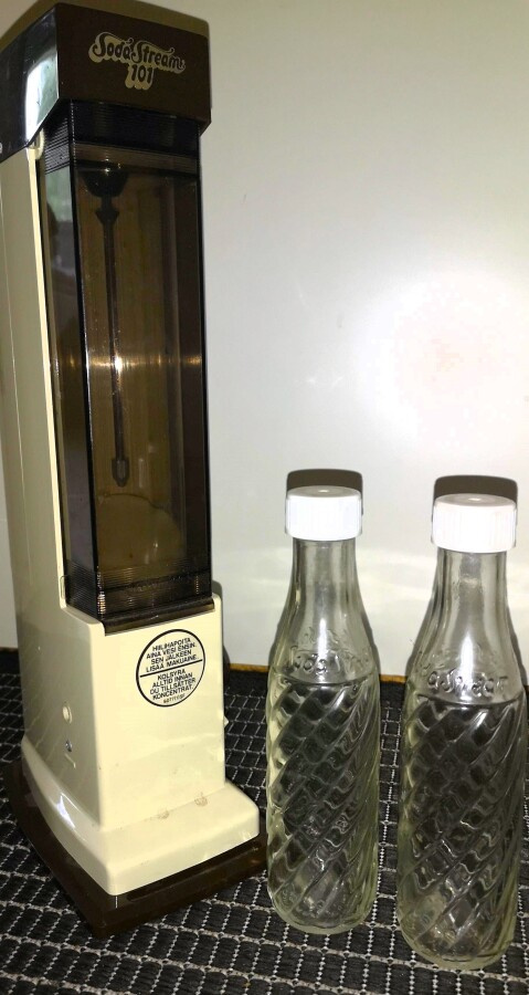 Sodastream 101, 2 omaa alkuperäistä pulloa ja kaasupullo