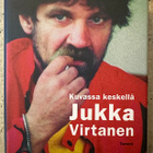 [Kirja] JUKKA VIRTANEN: KUVASSA KESKELLÄ JUKKA VIRTANEN - pikkukuva 1