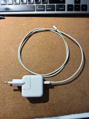 Apple 12W USB-laturi (A2167) – toimiva, käytetty