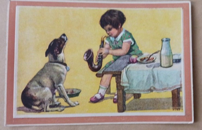 Pikkuleidi soittaa saksofonia koiralle aamupalalla, p. 1942