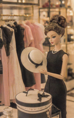 Barbie hattuostoksilla (postikortti)