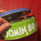 Pyöreä Muumi 80 vuotta peltirasia lila halkaisija 19,3 cm - pikkukuva 2