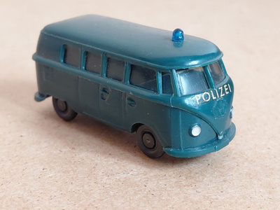 Volkswagen 	T1 Poliisiauto 1962	vihreä	1:87	Wiking