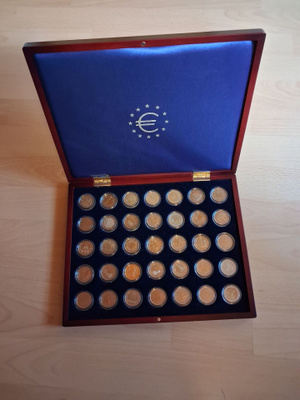 2 euron rahakokoelma puulaatikosda