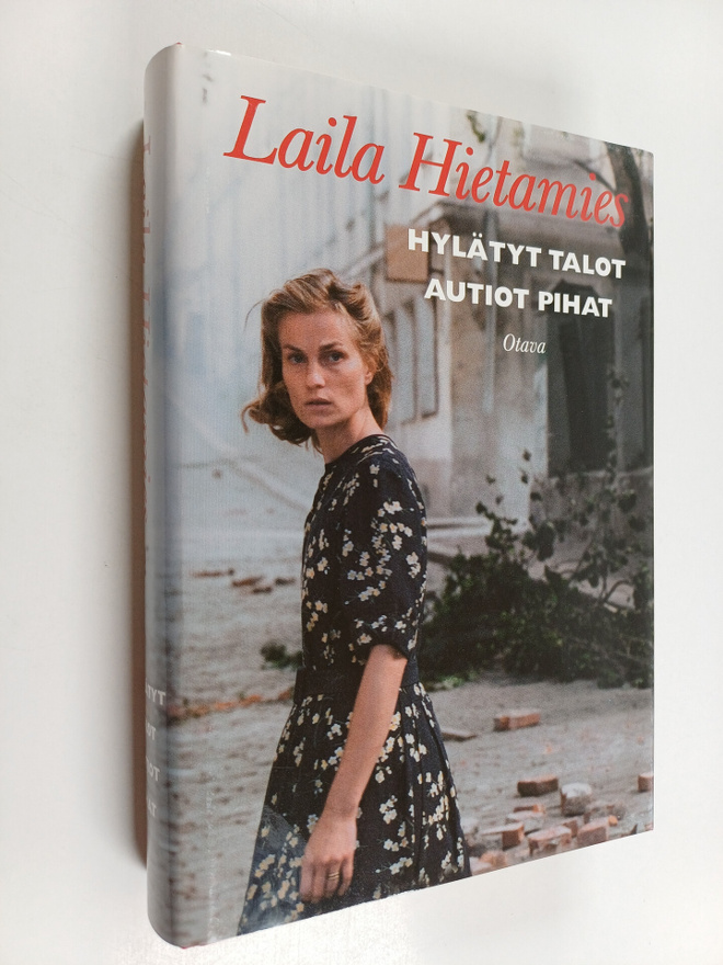 Laila Hietamies : Hylätyt talot, autiot pihat