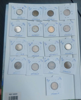 Saksalaisia Pfennig-kolikoita (10 ja 50 Pfennig) eri vuosilt