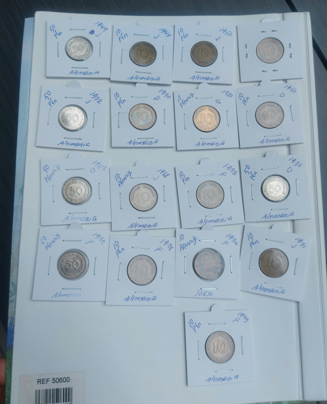 Saksalaisia Pfennig-kolikoita (10 ja 50 Pfennig) eri vuosilt