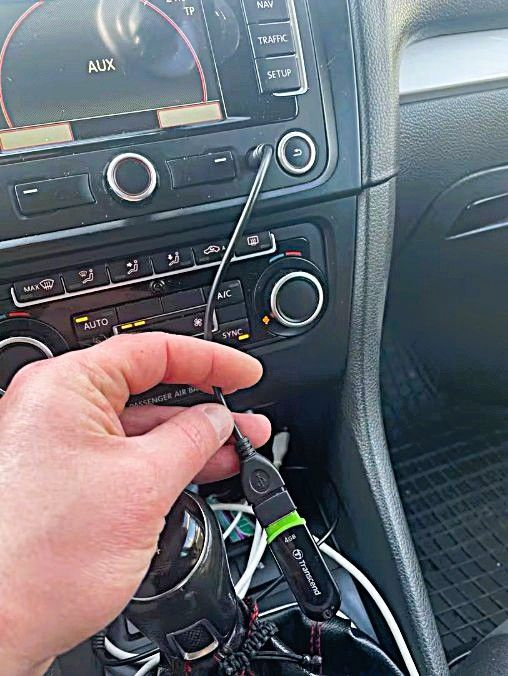 AUX-/USB-sovitinkaapeli Autoon