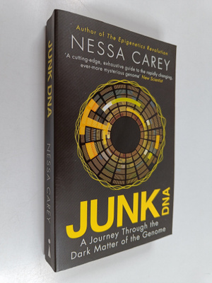 Nessa Carey : Junk dna : a journey through the dark matte...