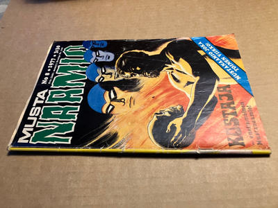 MUSTANAAMIO 8/1977