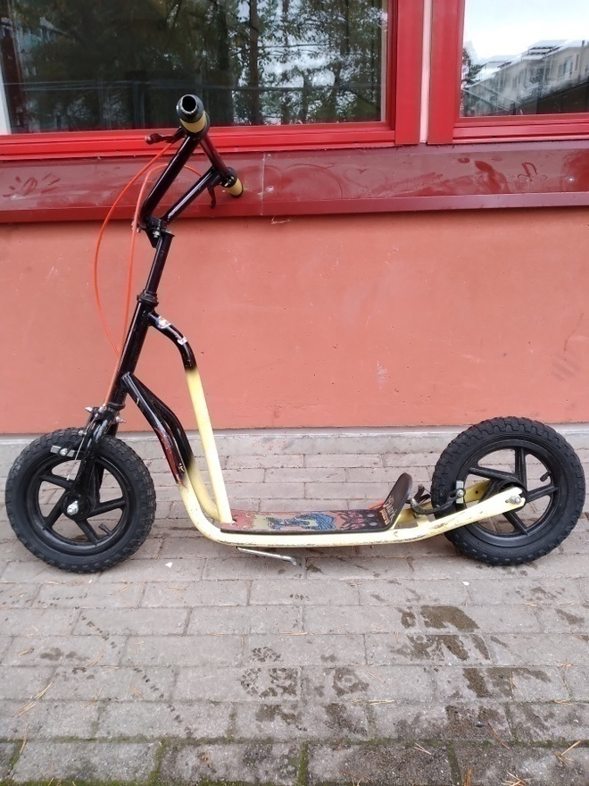 Potkulauta / scootti puhallettavilla renkailla
