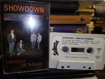 C-KASETTI SHOWDOWN : HEMLIGA DRÖMMAR ( SIS POSTIKULU)