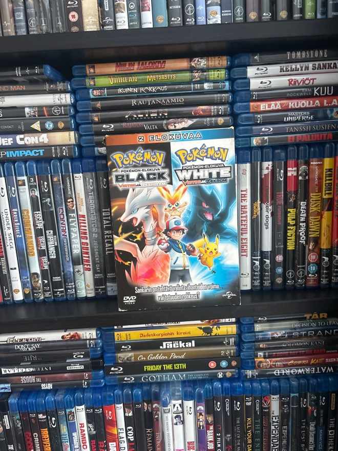 Pokemon 2 elokuvaa black ja white