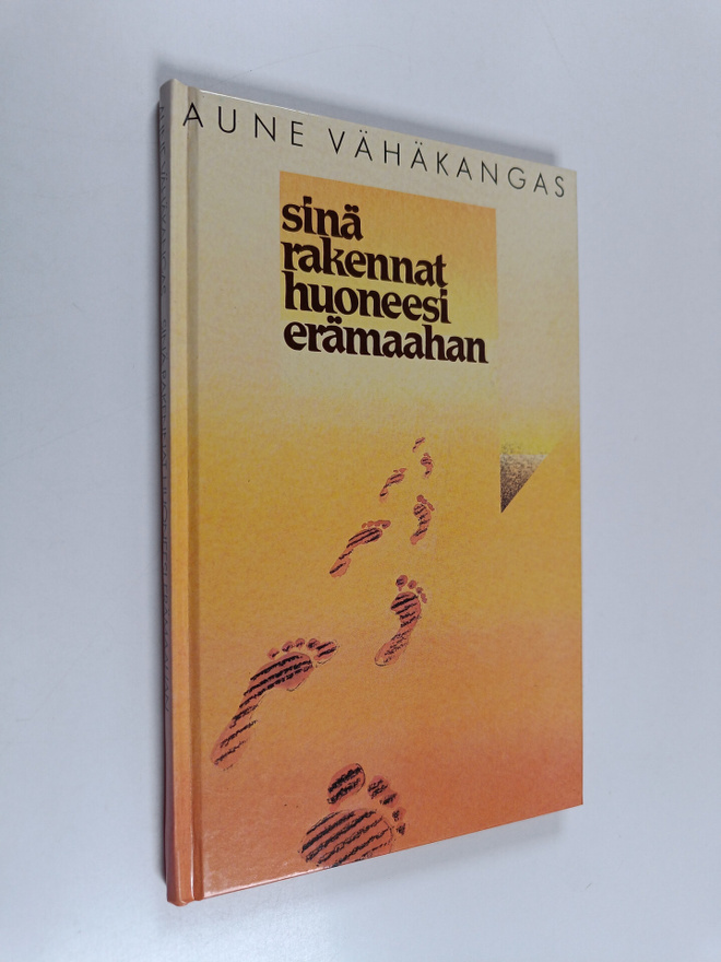 Aune Vähäkangas : Sinä rakennat huoneesi erämaahan