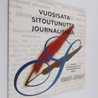 Vuosisata sitoutunutta journalismia : Suomen sosialidemok... - pikkukuva 1