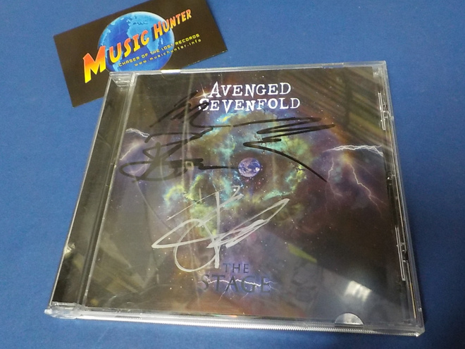 AVENGED SEVENFOLD CD NELJÄLLÄ NIMMARILLA