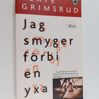 Beate Grimsrud : Jag smyger förbi en yxa : roman - pikkukuva 1
